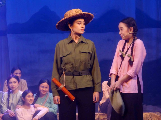 Khúc tráng ca của lòng yêu nước: Những cánh hoa trinh trắng trong bom đạn Khúc tráng ca của lòng yêu nước: Những cánh hoa trinh trắng trong bom đạn
