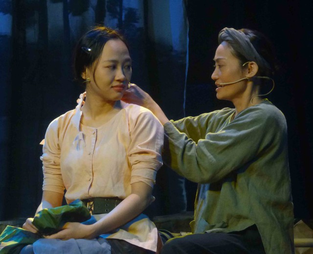 Khúc tráng ca của lòng yêu nước: Những cánh hoa trinh trắng trong bom đạn- Ảnh 2. Khúc tráng ca của lòng yêu nước: Những cánh hoa trinh trắng trong bom đạn- Ảnh 2.