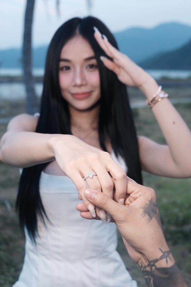 Showbiz 30.4: Đạt G cầu hôn cháu nội NSƯT Bảo Quốc; Nữ MC VTV gây chú ý Showbiz 30.4: Đạt G cầu hôn cháu nội NSƯT Bảo Quốc; Nữ MC VTV gây chú ý