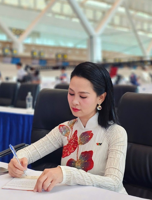 Showbiz 30.4: Đạt G cầu hôn cháu nội NSƯT Bảo Quốc; Nữ MC VTV gây chú ý- Ảnh 2. Showbiz 30.4: Đạt G cầu hôn cháu nội NSƯT Bảo Quốc; Nữ MC VTV gây chú ý- Ảnh 2.