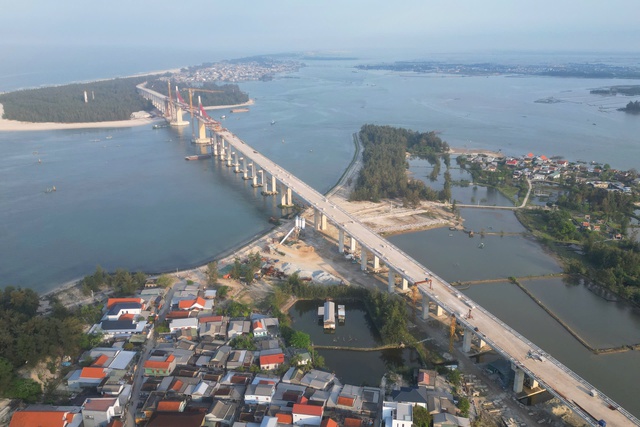 Hợp long cầu Thuận An, cầu vượt cửa biển dài nhất miền Trung - Ảnh 3.