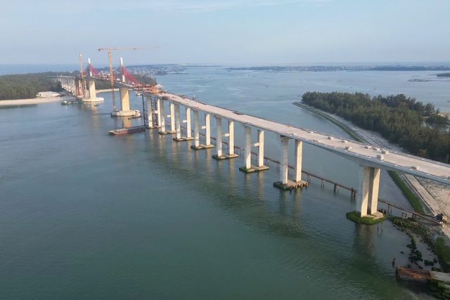Hợp long cầu Thuận An, cầu vượt cửa biển dài nhất miền Trung - Ảnh 2.