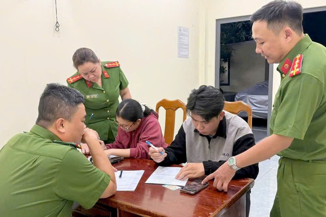Làm việc với 2 TikToker đăng clip sai sự thật sau xem sơ duyệt diễu binh Làm việc với 2 TikToker đăng clip sai sự thật sau xem sơ duyệt diễu binh