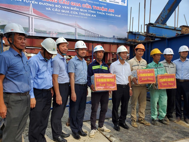 Hợp long cầu Thuận An, cầu vượt cửa biển dài nhất miền Trung - Ảnh 4.