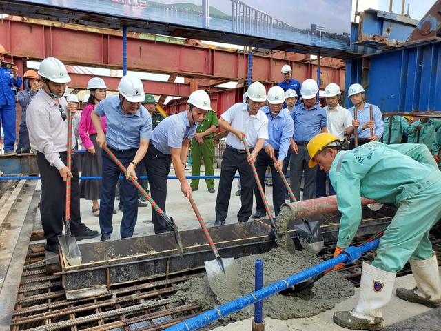 Hợp long cầu Thuận An, cầu vượt cửa biển dài nhất miền Trung