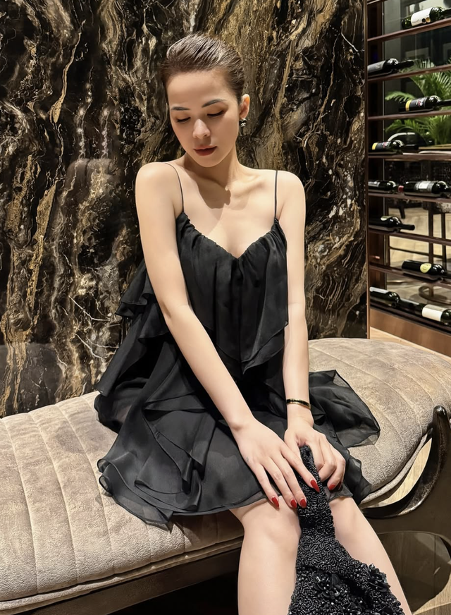 Váy hai dây đơn giản nhưng đầy cuốn hút cho những buổi dạo phố mùa hè  - Ảnh 6.