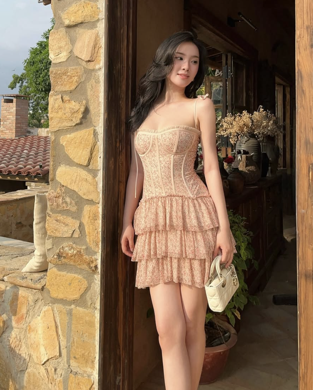 Váy hai dây đơn giản nhưng đầy cuốn hút cho những buổi dạo phố mùa hè  - Ảnh 10.
