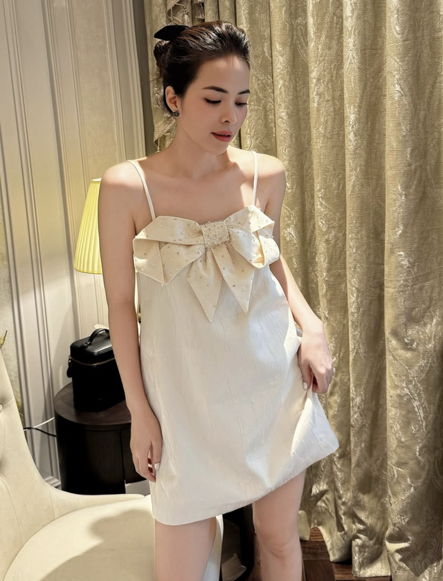 Váy hai dây đơn giản nhưng đầy cuốn hút cho những buổi dạo phố mùa hè  - Ảnh 5.