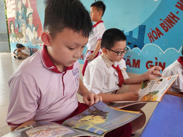 Bất ngờ với nhiều học sinh đọc sách quên ngủ, mê đọc sách tiếng Anh - Ảnh 4.