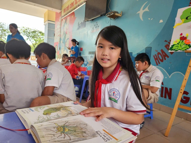 Bất ngờ với nhiều học sinh đọc sách quên ngủ, mê đọc sách tiếng Anh - Ảnh 1.