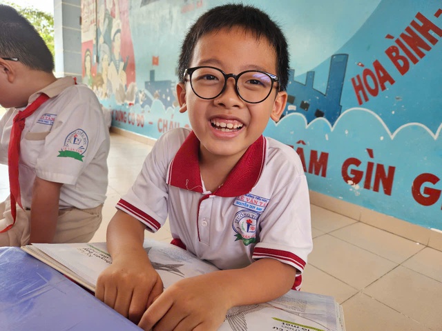 Bất ngờ với nhiều học sinh đọc sách quên ngủ, mê đọc sách tiếng Anh - Ảnh 2.
