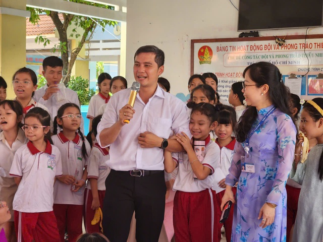 Bất ngờ với nhiều học sinh đọc sách quên ngủ, mê đọc sách tiếng Anh - Ảnh 10.