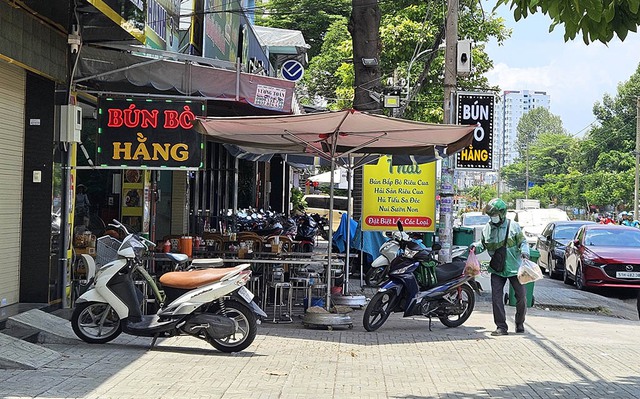 Cát cứ thu phí đỗ xe 'lụi': Thu phí vỉa hè, chưa làm đã dừng - Ảnh 3.