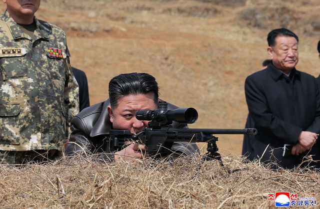 Lãnh đạo Triều Tiên Kim Jong-un thử bắn súng tỉa thế hệ mới - Ảnh 1.