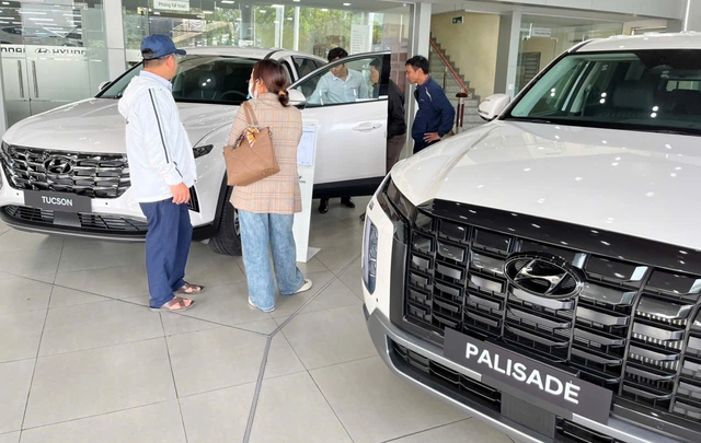 Tồn kho kh&oacute; b&aacute;n, SUV 7 chỗ 'xịn' nhất của Hyundai tại Việt Nam 'đại hạ gi&aacute;'- Ảnh 1.