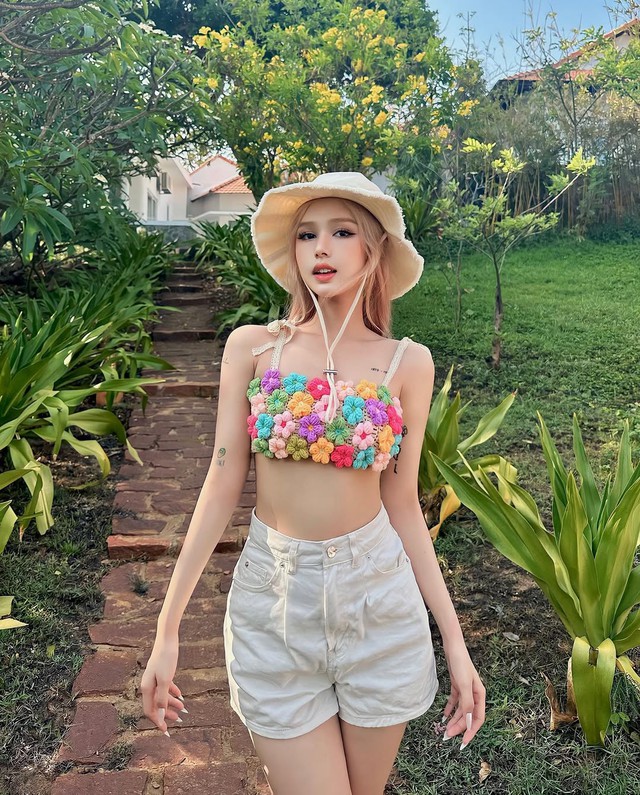 Muôn kiểu biến hóa đầy mê hoặc với áo crochet- Ảnh 1. Muôn kiểu biến hóa đầy mê hoặc với áo crochet- Ảnh 1.