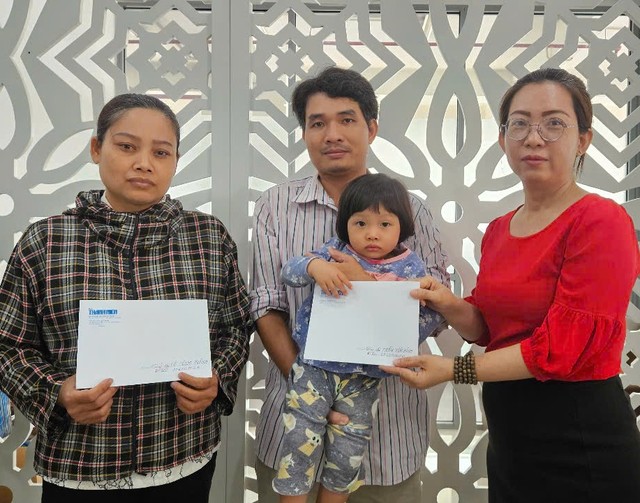 Trao hơn 141 triệu đồng bạn đọc giúp hai hoàn cảnh khó khăn- Ảnh 2. Trao hơn 141 triệu đồng bạn đọc giúp hai hoàn cảnh khó khăn- Ảnh 2.
