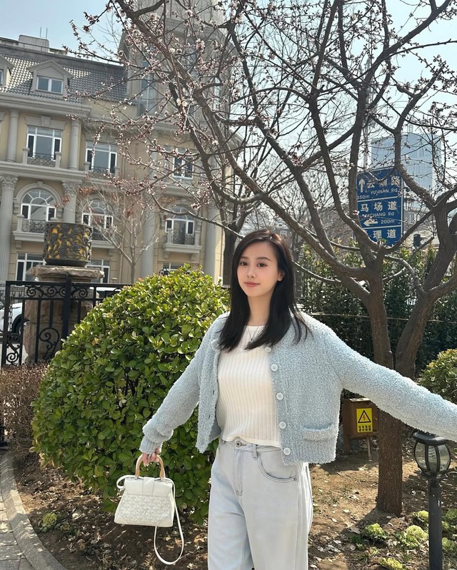 Áo cardigan là 'chìa khóa' mở ra tủ đồ sành điệu cho nàng- Ảnh 5. Áo cardigan là 'chìa khóa' mở ra tủ đồ sành điệu cho nàng- Ảnh 5.
