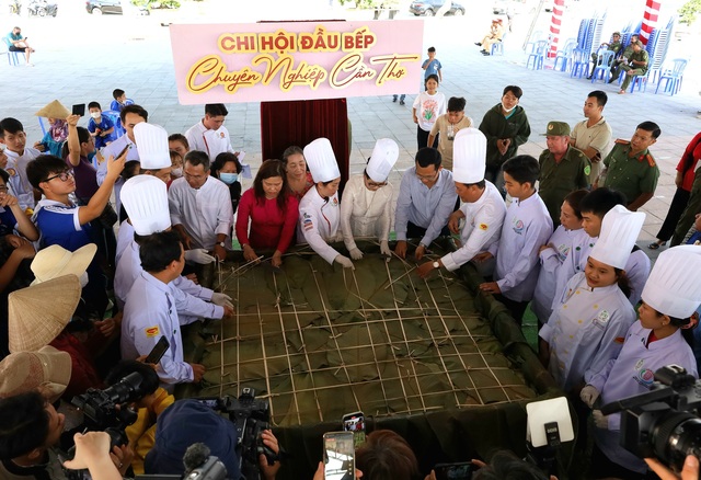 Du khách hào hứng thưởng thức bánh xèo khổng lồ có nhân 100 con tôm hùm- Ảnh 3.