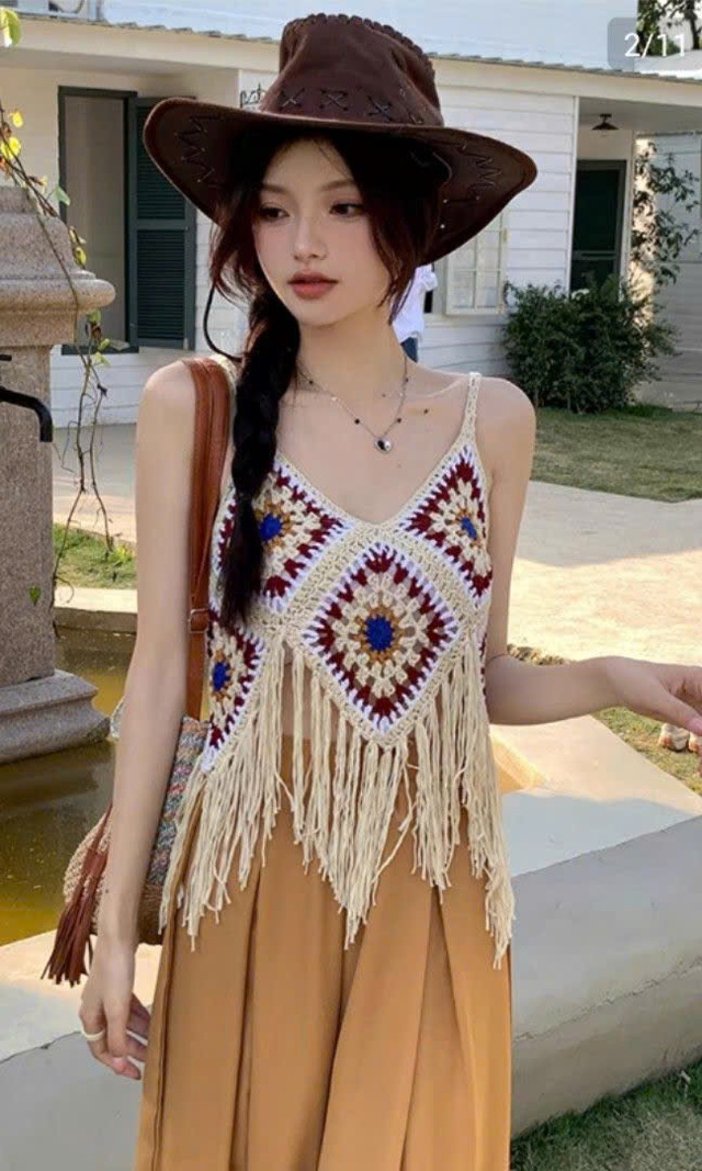 Muôn kiểu biến hóa đầy mê hoặc với áo crochet- Ảnh 7. Muôn kiểu biến hóa đầy mê hoặc với áo crochet- Ảnh 7.