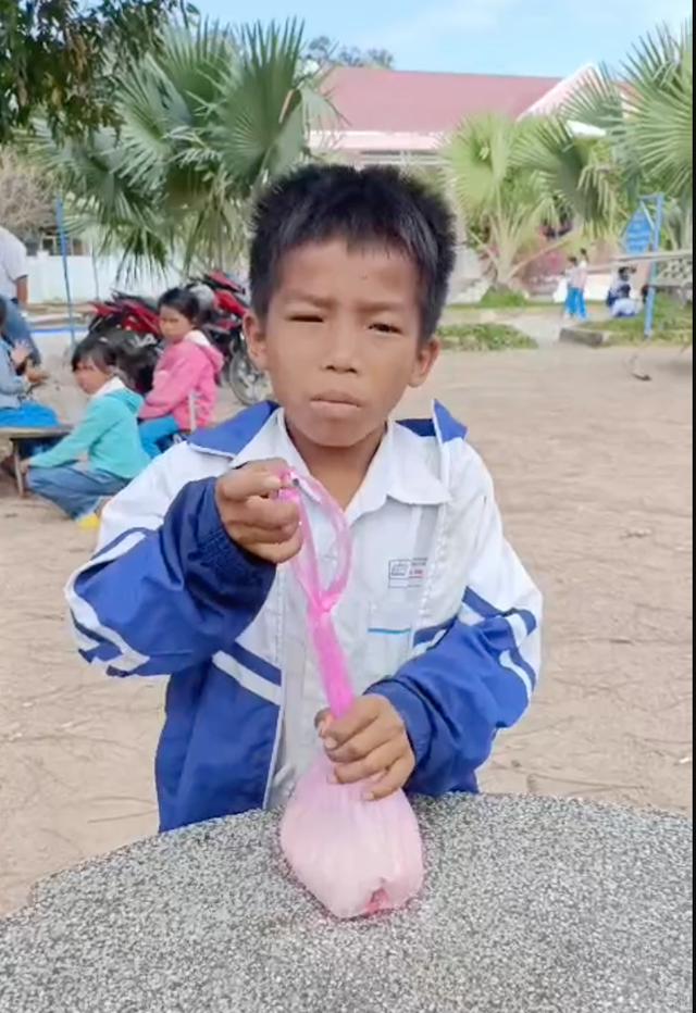 Đầy ắp tình người sau clip học trò miền núi mang gạo đi đổi bút chì - Ảnh 1.