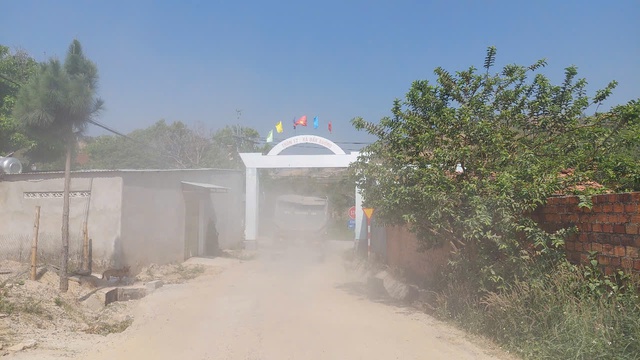 Từ đơn thư bạn đọc: Xe chở cát làm khổ người dân- Ảnh 1.