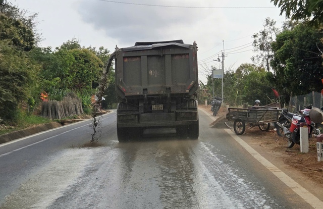 Từ đơn thư bạn đọc: Xe chở cát làm khổ người dân- Ảnh 2.