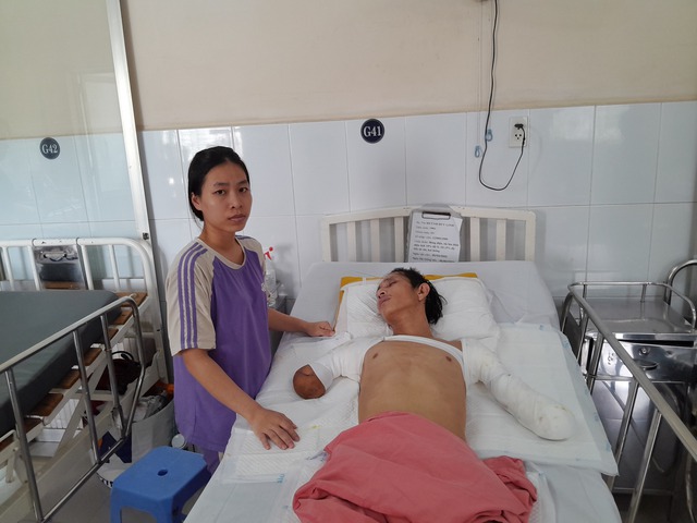 Lá lành đùm lá rách: Người phụ hồ bị điện giật phải cắt cụt cả hai tay- Ảnh 1. Lá lành đùm lá rách: Người phụ hồ bị điện giật phải cắt cụt cả hai tay- Ảnh 1.