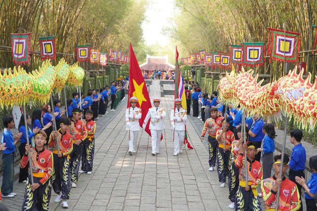 Lãnh đạo TP.HCM dâng hương tưởng nhớ các Vua Hùng- Ảnh 1.