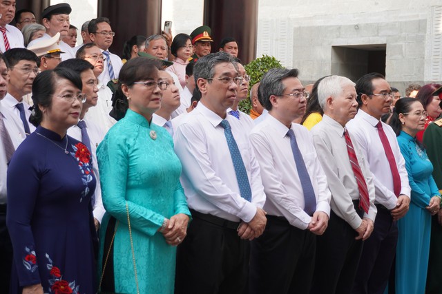 Lãnh đạo TP.HCM dâng hương tưởng nhớ các Vua Hùng- Ảnh 4.