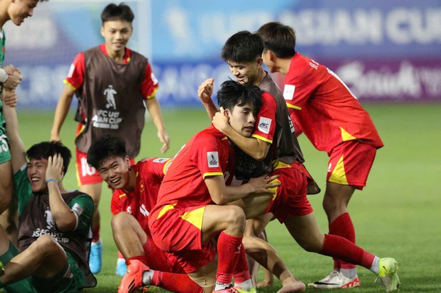 U.17 Việt Nam kiên cường vượt núi Phú Sĩ: Quyết thắng UAE, làm nên chiến tịch lịch sử- Ảnh 1. U.17 Việt Nam kiên cường vượt núi Phú Sĩ: Quyết thắng UAE, làm nên chiến tịch lịch sử- Ảnh 1.