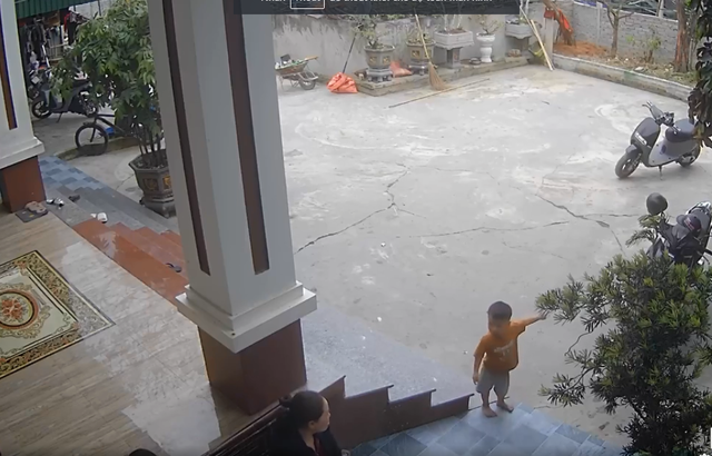 Bé trai nhanh trí cứu bạn khỏi hố sâu khiến cộng đồng mạng cảm phục - Ảnh 2. Bé trai nhanh trí cứu bạn khỏi hố sâu khiến cộng đồng mạng cảm phục - Ảnh 2.
