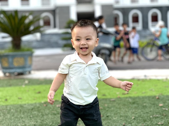 Bố nuôi nhanh trí từ chối nhận quà tặng cho bé Nam Phong 3 tuổi - Ảnh 1. Bố nuôi nhanh trí từ chối nhận quà tặng cho bé Nam Phong 3 tuổi - Ảnh 1.