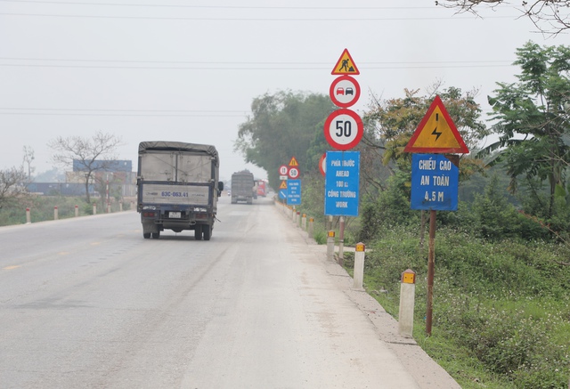 Tài xế khốn khổ vì lạm phát biển báo trên quốc lộ tránh TP . Vinh - Ảnh 1. Tài xế khốn khổ vì lạm phát biển báo trên quốc lộ tránh TP . Vinh - Ảnh 1.