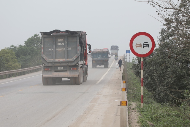 Tài xế khốn khổ vì lạm phát biển báo trên quốc lộ tránh TP . Vinh - Ảnh 3. Tài xế khốn khổ vì lạm phát biển báo trên quốc lộ tránh TP . Vinh - Ảnh 3.