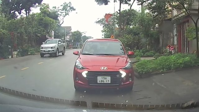 Ô tô chạy ngược chiều còn ép xe khác phải lùi để nhường đường - Ảnh 1.