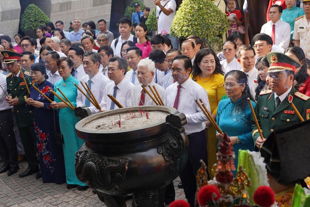 Lãnh đạo TP.HCM dâng hương tưởng nhớ các Vua Hùng - Ảnh 1.