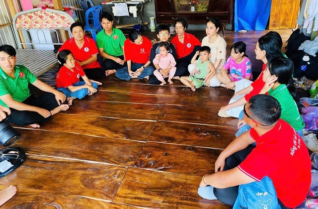 Mang yêu thương đến người cùng cảnh ngộ - Ảnh 1.