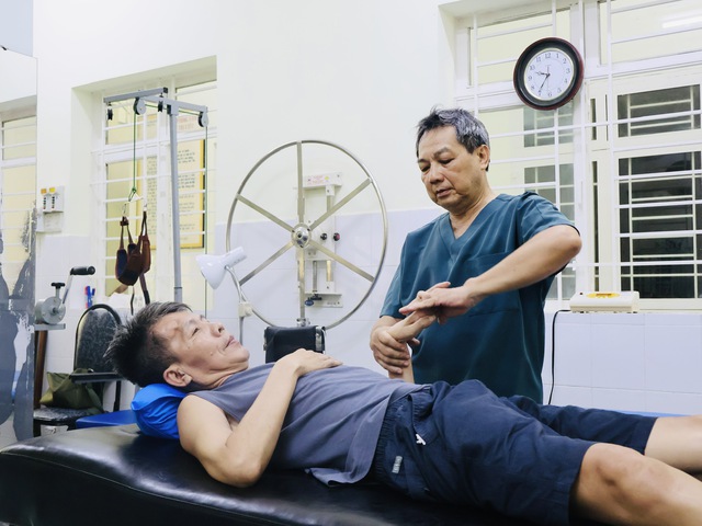 TP.HCM nghĩa tình: Những y sĩ không lương cứu người ở phòng khám nhân đạo- Ảnh 4.