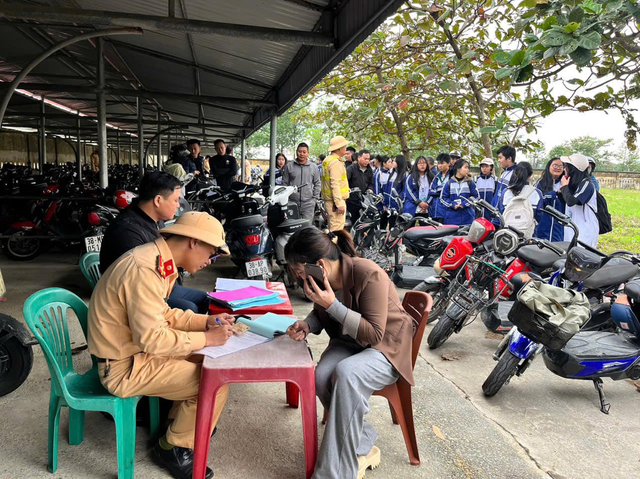 Giao xe máy cho con chưa đủ tuổi, hiểm họa khôn lường- Ảnh 2. Giao xe máy cho con chưa đủ tuổi, hiểm họa khôn lường- Ảnh 2.