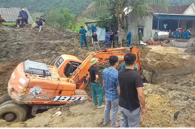 3 người tử vong dưới giếng nước do đất sụt khi đang nạo vét- Ảnh 1. 3 người tử vong dưới giếng nước do đất sụt khi đang nạo vét- Ảnh 1.