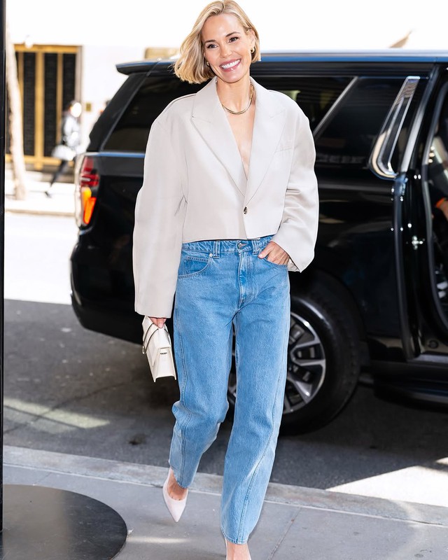 Kết hợp cổ điển và hiện đại cùng cặp đôi quần jeans và blazer- Ảnh 6. Kết hợp cổ điển và hiện đại cùng cặp đôi quần jeans và blazer- Ảnh 6.
