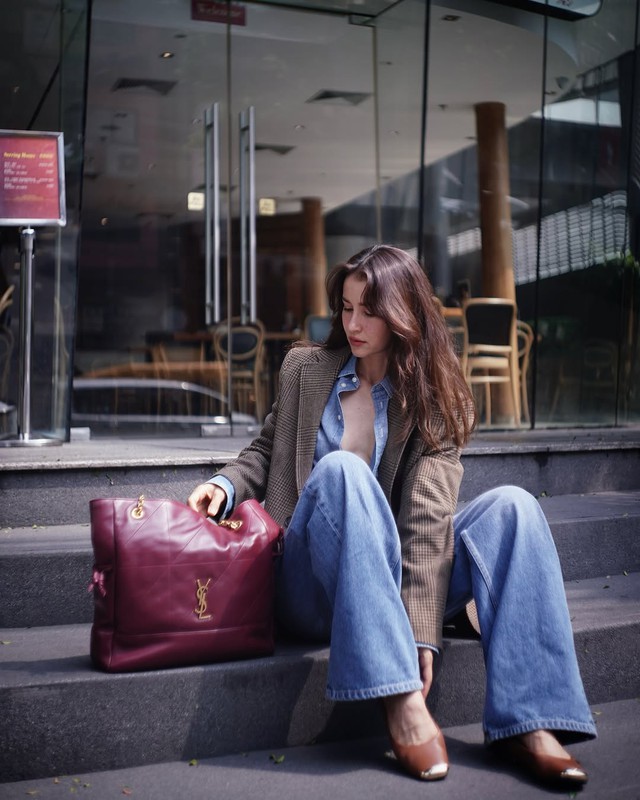 Kết hợp cổ điển và hiện đại cùng cặp đôi quần jeans và blazer- Ảnh 2. Kết hợp cổ điển và hiện đại cùng cặp đôi quần jeans và blazer- Ảnh 2.