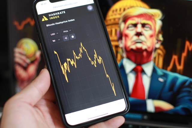 Thuế đối ứng của ông Trump bóp nghẹt thợ đào Bitcoin Mỹ - Ảnh 1.