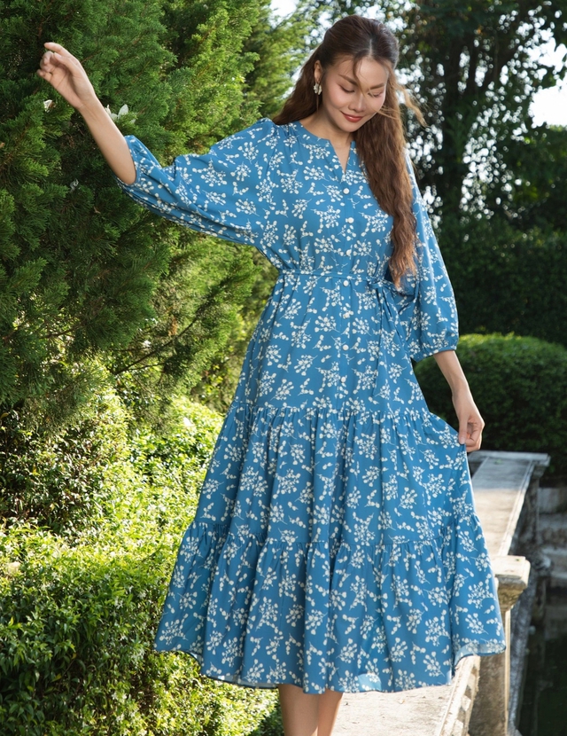 Váy họa tiết hoa nữ tính, nhẹ nhàng mà đẹp hút mắt- Ảnh 2. Váy họa tiết hoa nữ tính, nhẹ nhàng mà đẹp hút mắt- Ảnh 2.