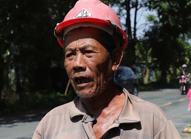 77 tuổi vẫn miệt mài đi vá đường- Ảnh 1. 77 tuổi vẫn miệt mài đi vá đường- Ảnh 1.