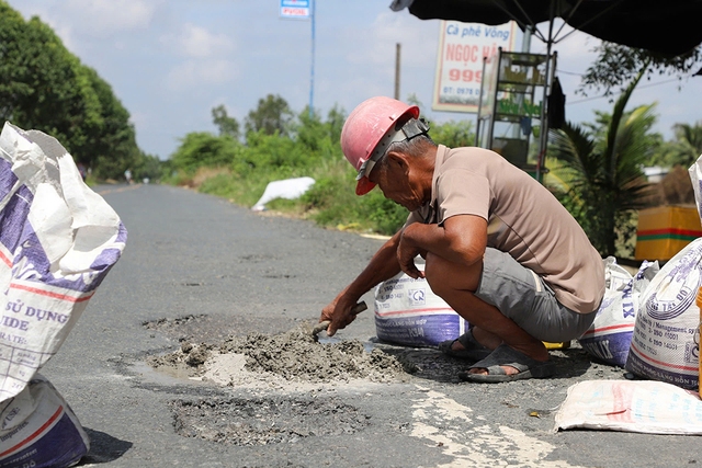 77 tuổi vẫn miệt mài đi vá đường- Ảnh 2. 77 tuổi vẫn miệt mài đi vá đường- Ảnh 2.