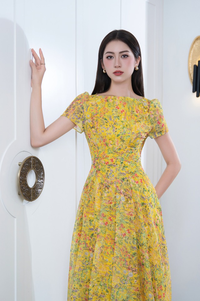 Váy họa tiết hoa nữ tính, nhẹ nhàng mà đẹp hút mắt- Ảnh 8. Váy họa tiết hoa nữ tính, nhẹ nhàng mà đẹp hút mắt- Ảnh 8.