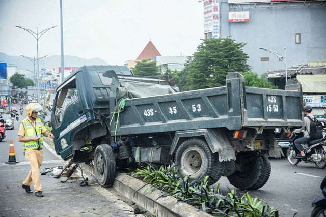Xe lao dốc cầu vượt và mất thắng, tài xế nhanh trí tông vào dải phân cách Xe lao dốc cầu vượt và mất thắng, tài xế nhanh trí tông vào dải phân cách