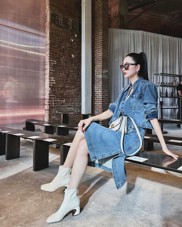 Chân váy denim là trang phục không bao giờ thiếu của phái nữ- Ảnh 4.